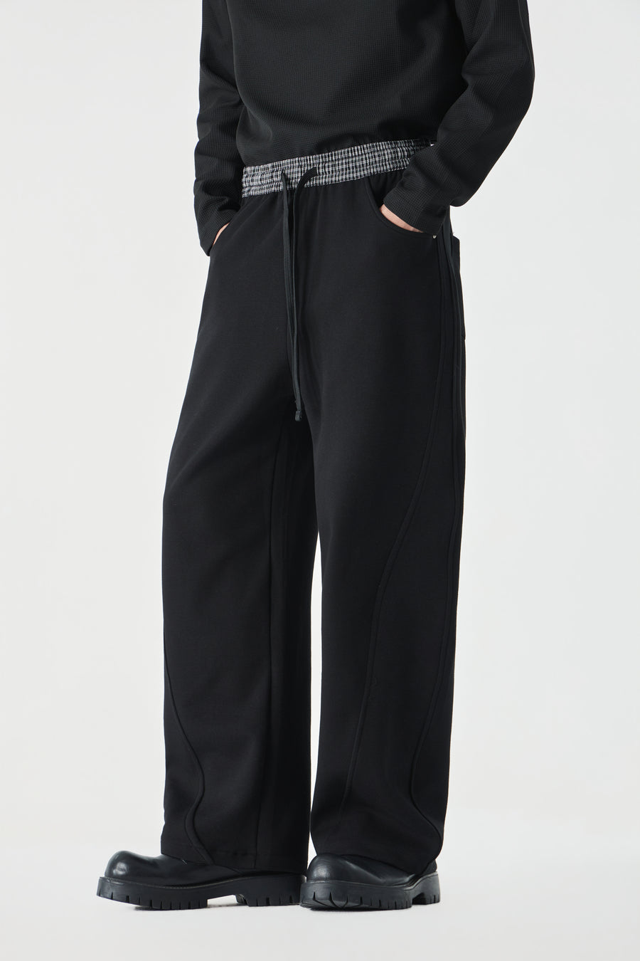 Noir Parallel Pants Close-up | Weezy