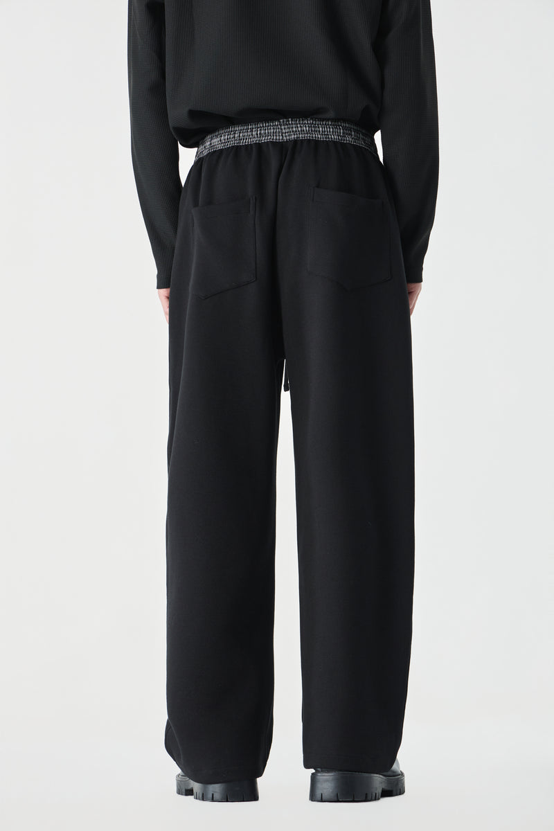 Noir Parallel Pants Detail view | Weezy