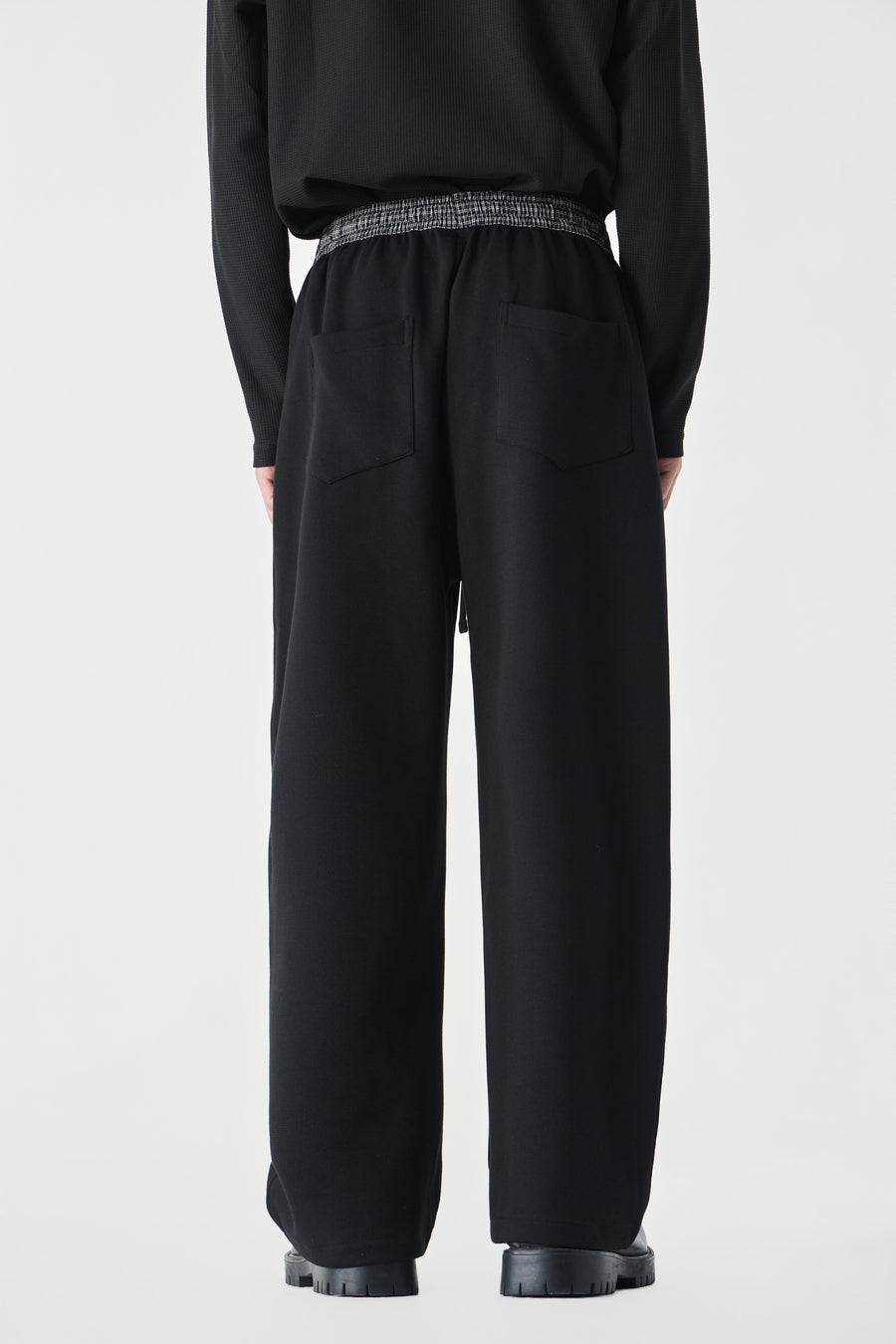 Noir Parallel Pants Detail view | Weezy