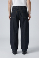 Noir Pillar Jeans Side view | Weezy