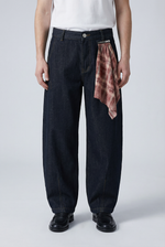 Noir Pillar Jeans Front view | Weezy
