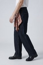 Noir Pillar Jeans Detail view | Weezy