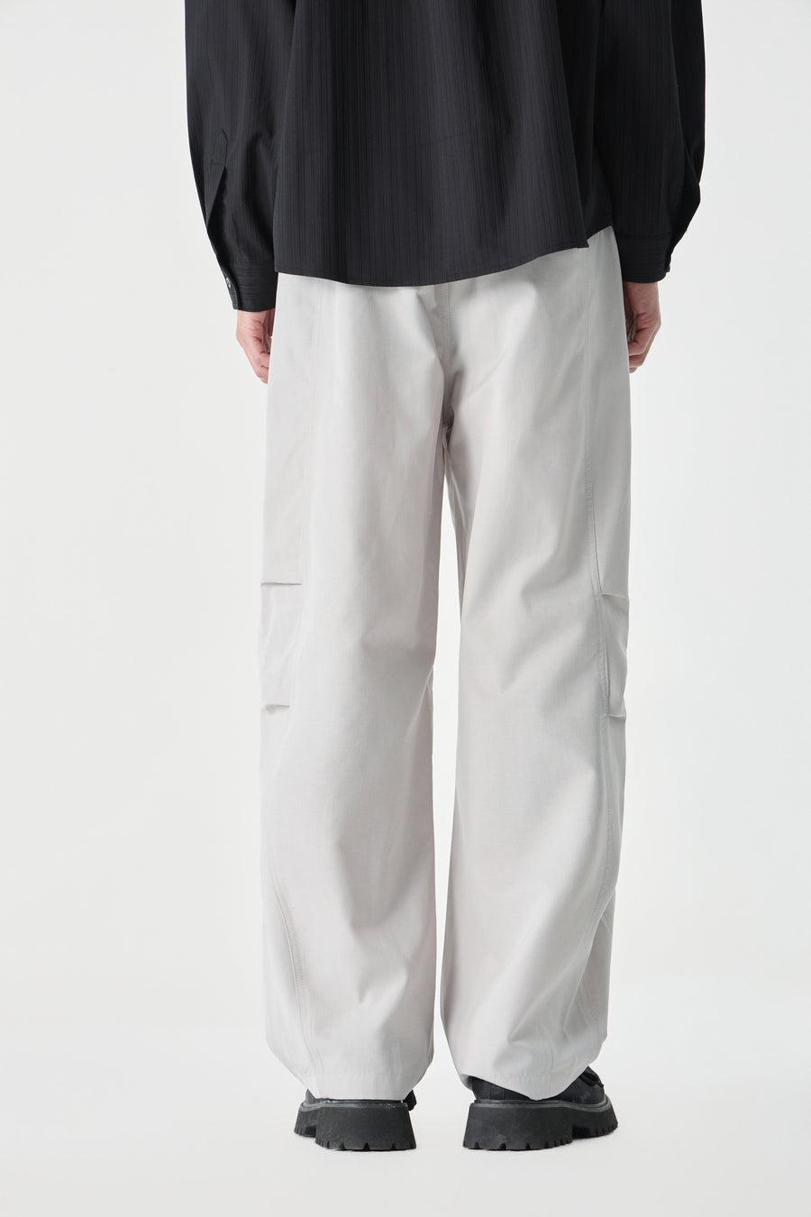 White barrel pants Close-up | Weezy
