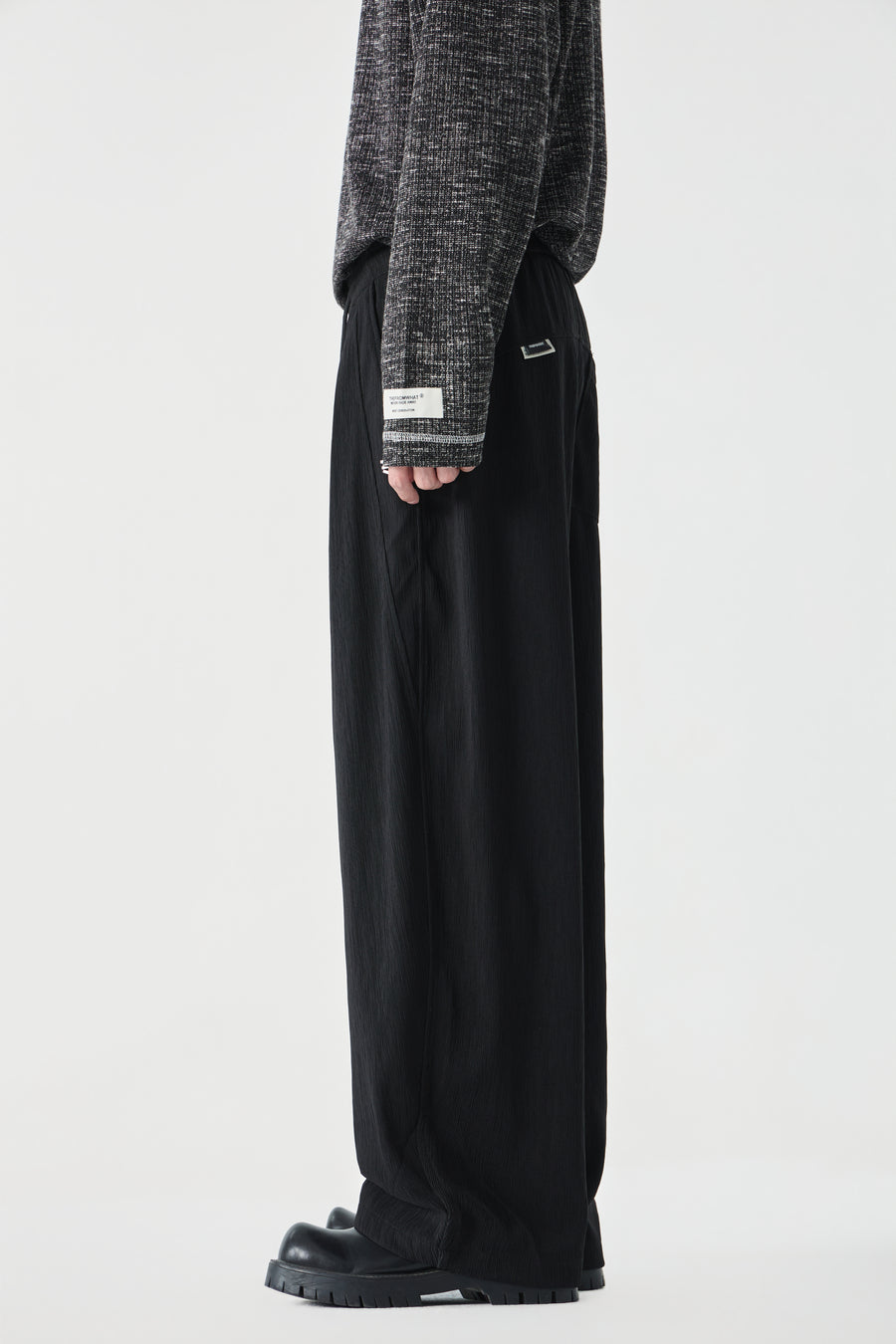 Jet Black Column Trousers Detail view | Weezy