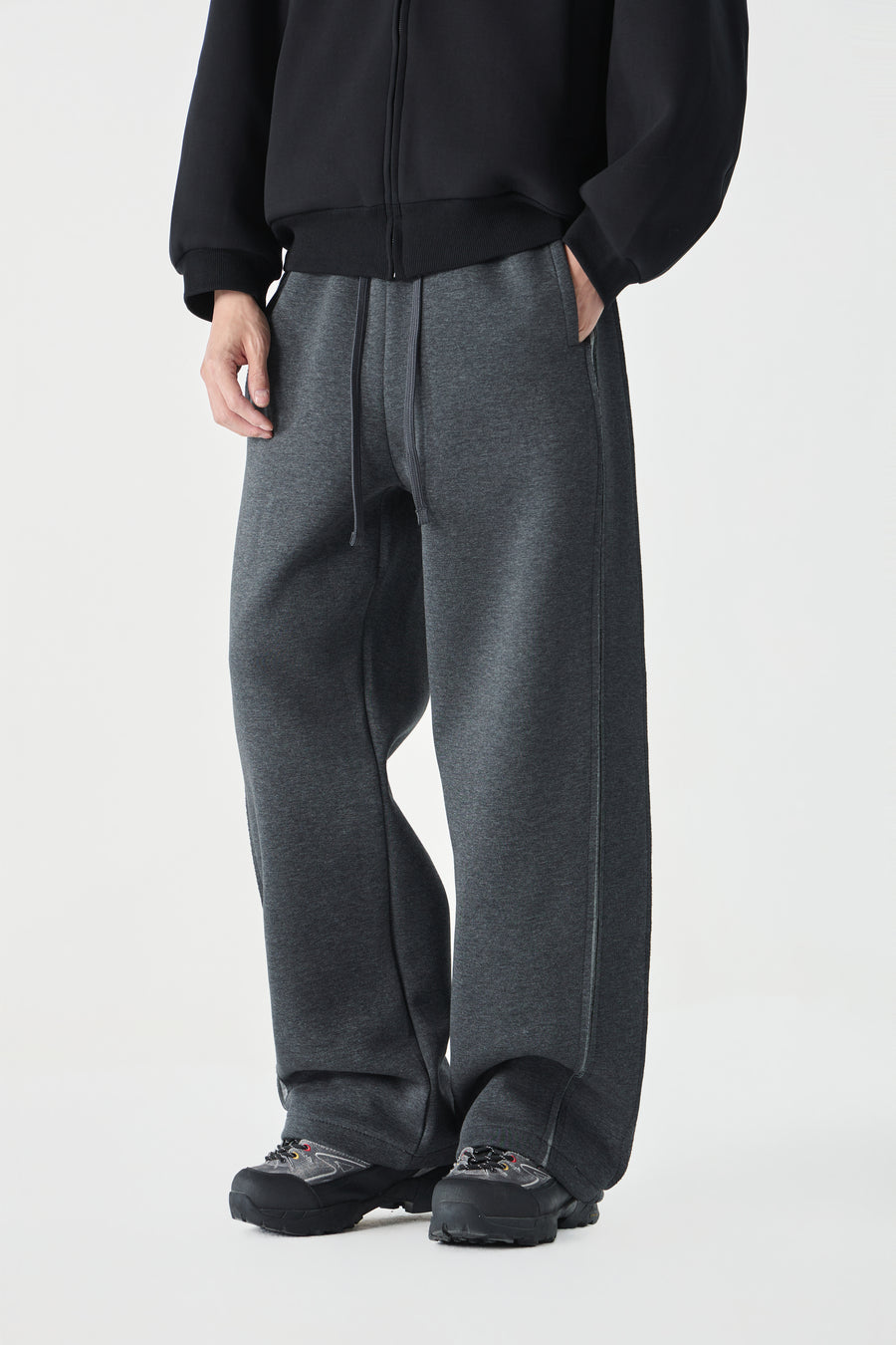 Noir Pillar Sweatpants Close-up | Weezy