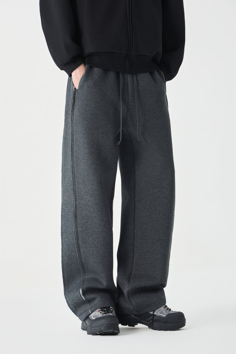 Noir Pillar Sweatpants Detail view | Weezy