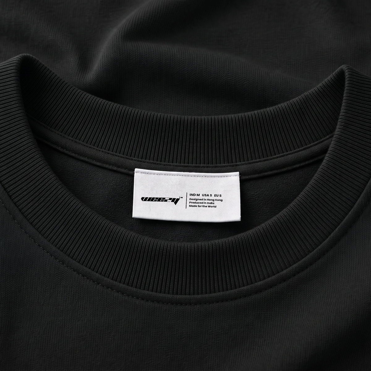 Ribbed crew neck and woven Weezy label of this Melancholy T-shirt