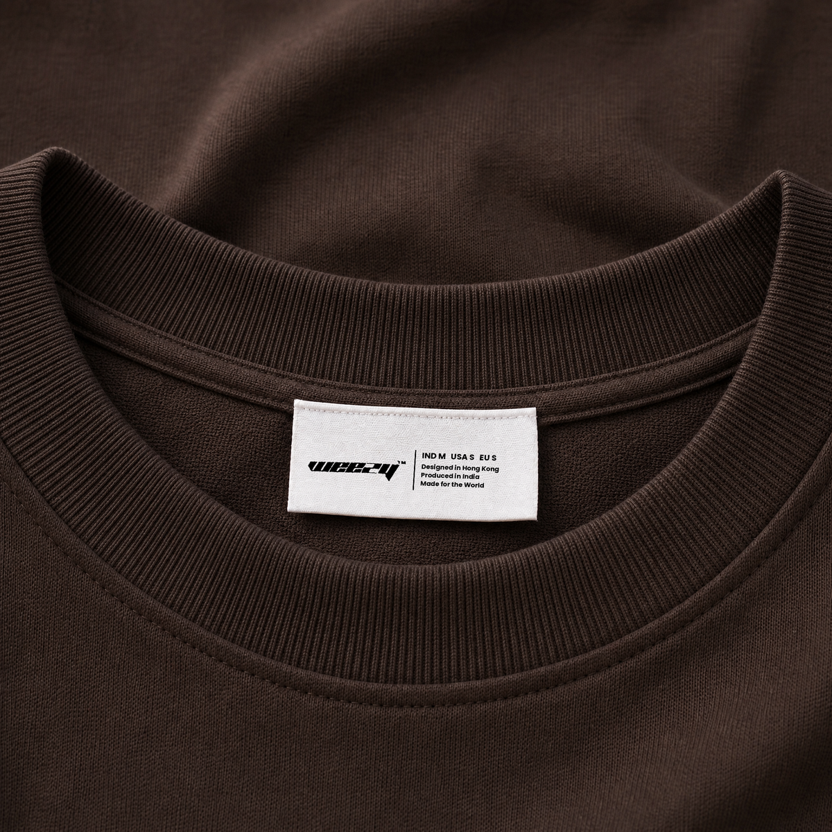 Ribbed crew neck and woven Weezy label of this Metamorphosis T-Shirt