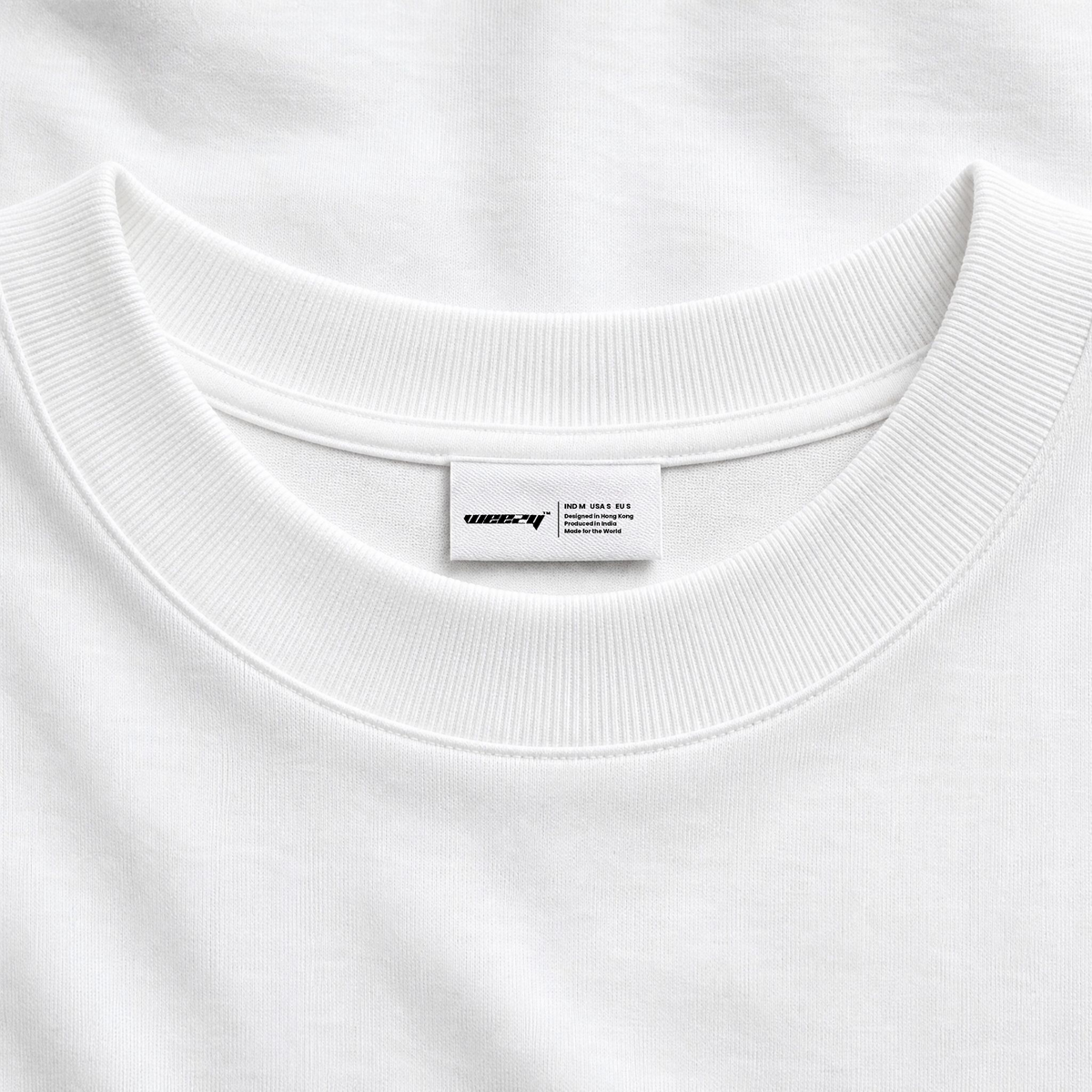 Ribbed crew neck and woven Weezy label of this La Dolce Vita T-shirt